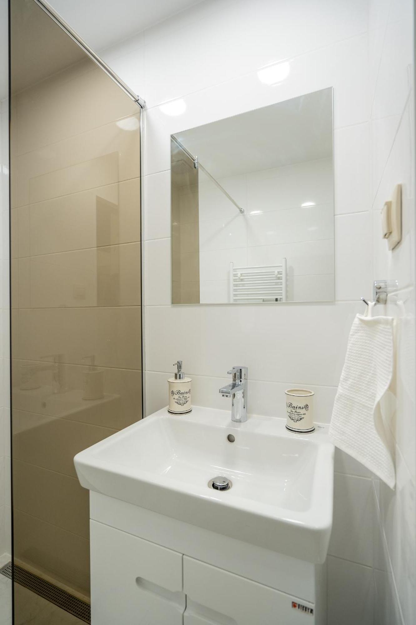 Top Location Central New & Spacious 3 Bdr Apt Medical Academy Sofia Ngoại thất bức ảnh