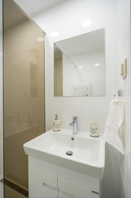 Top Location Central New & Spacious 3 Bdr Apt Medical Academy Sofia Ngoại thất bức ảnh