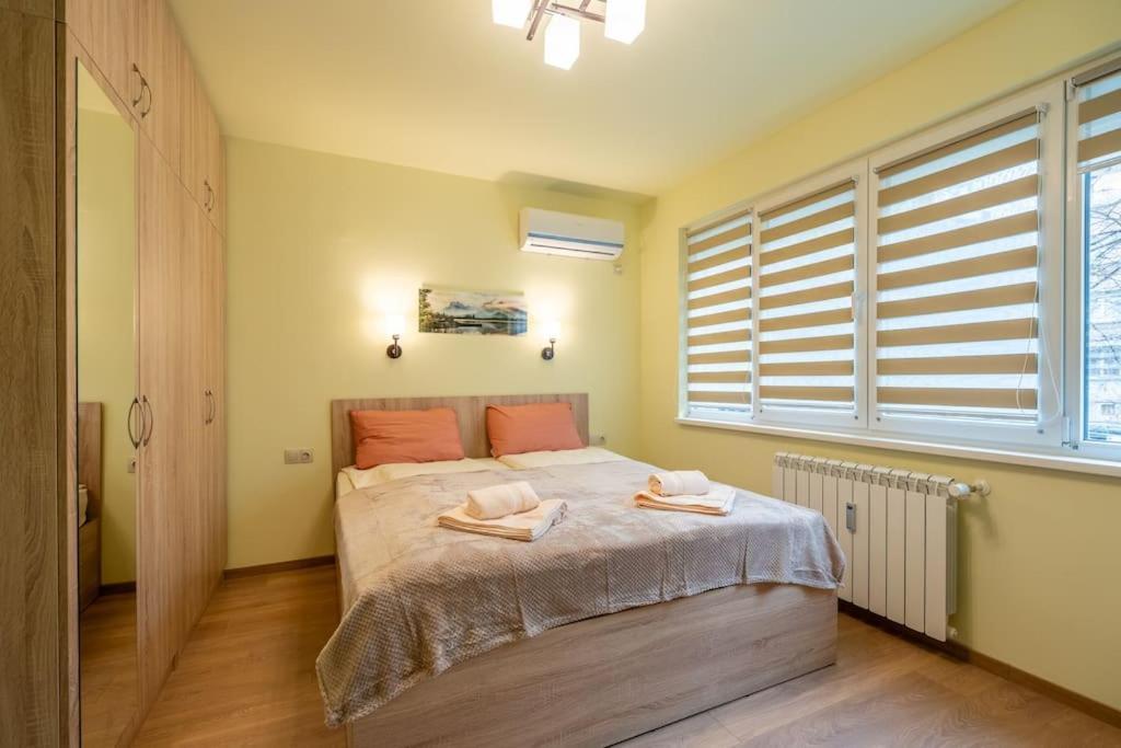 Top Location Central New & Spacious 3 Bdr Apt Medical Academy Sofia Ngoại thất bức ảnh